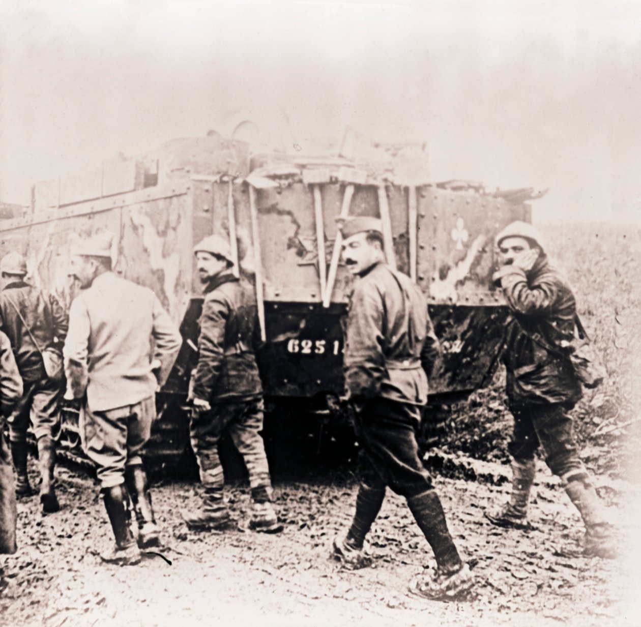 Soldater gående bag tank, c1914-c1918. af Unbekannt
