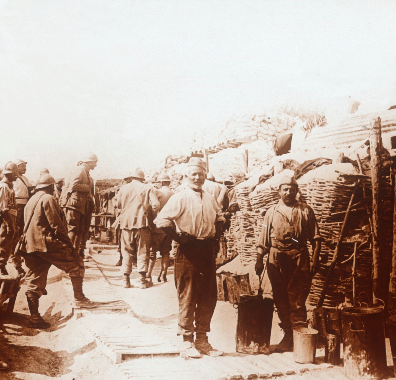 Soldater med metalbeholdere, c1914-c1918 af Unbekannt