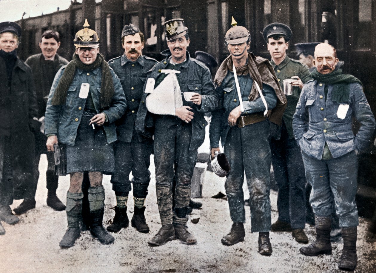 Nogle muntre sårede fra kampene i Neuve Chapelle, iført erobrede tyske hjelme, 1915 af Unbekannt