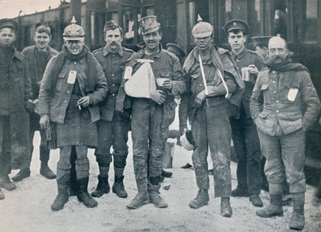 Nogle muntre sårede fra kampene i Neuve Chapelle, iført erobrede tyske hjelme, 1915 af Unbekannt