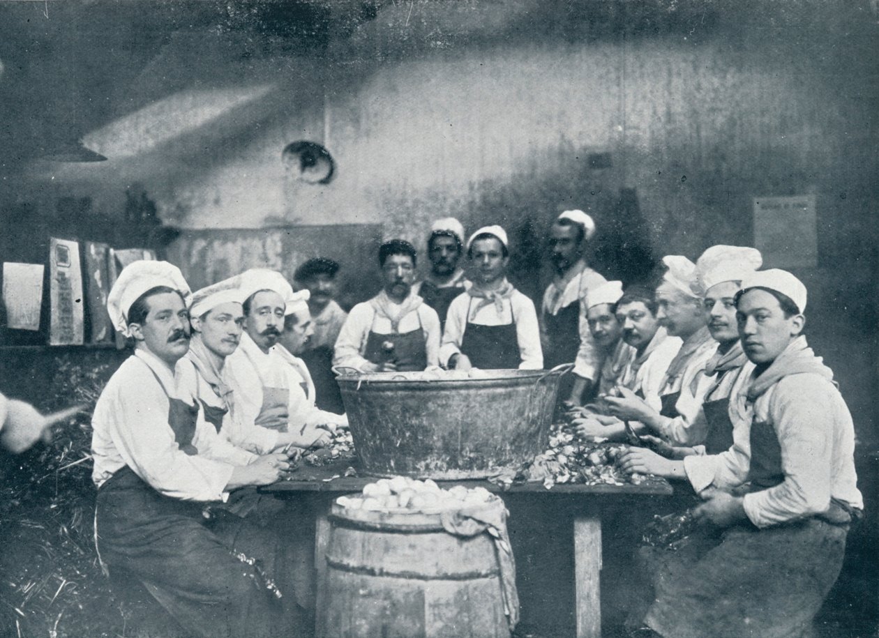 Nogle af kokkene tilbereder suppen på Messagerie Van Gand, c1914 af Unbekannt