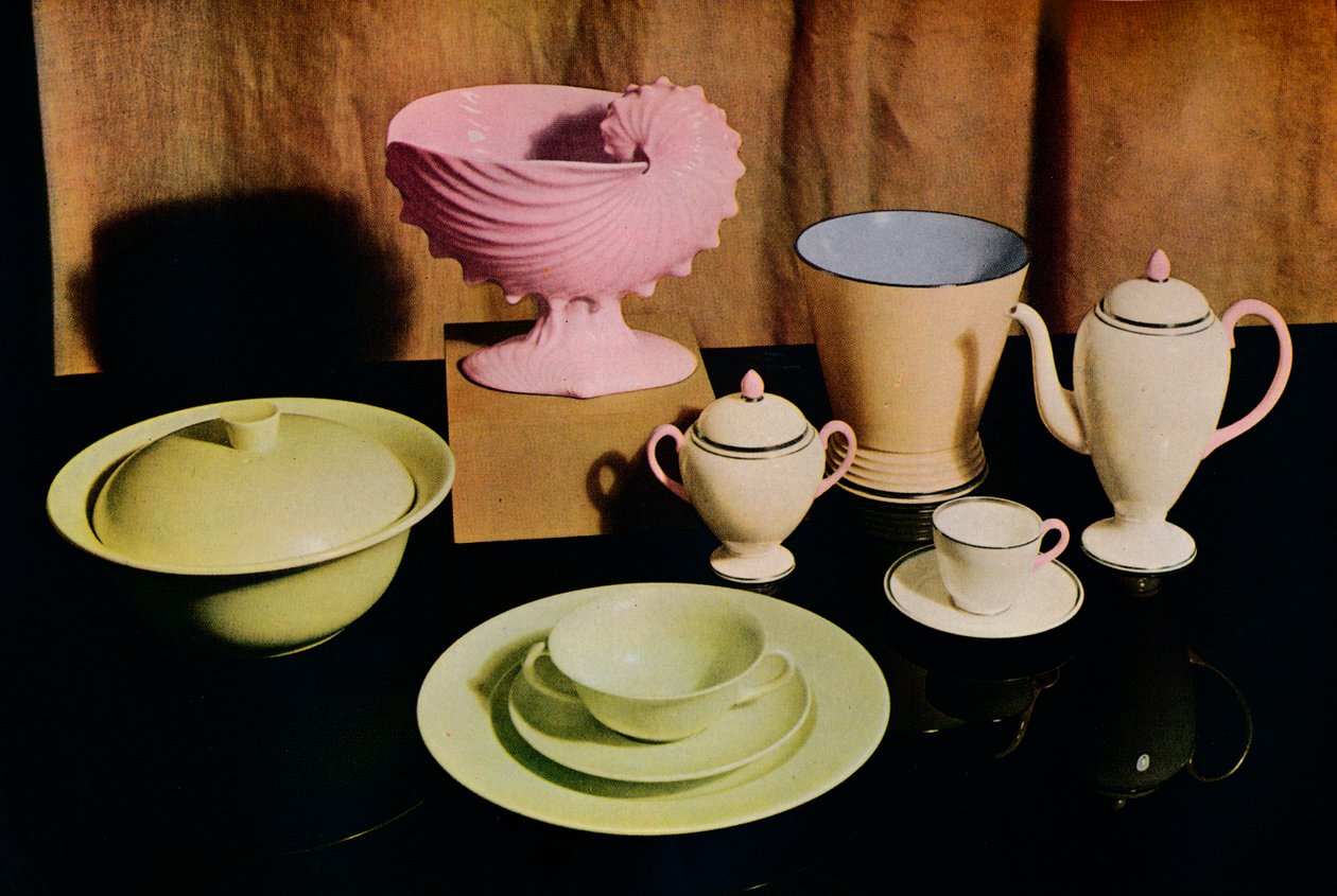 Nogle af de seneste produkter fra Wedgwood Etruria-fabrikken, 1936 af Unbekannt