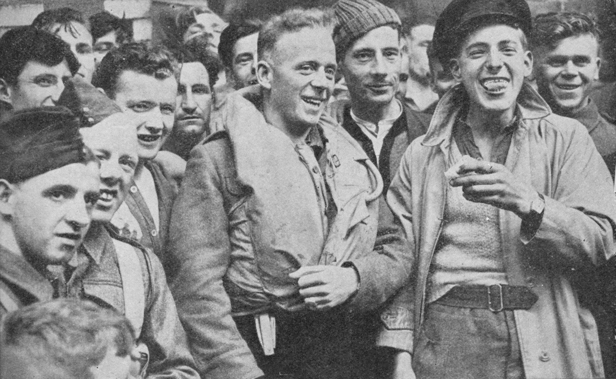 Nogle af de overlevende fra Arandora Star lander i en skotsk havn, 1940, 1940 af Unbekannt