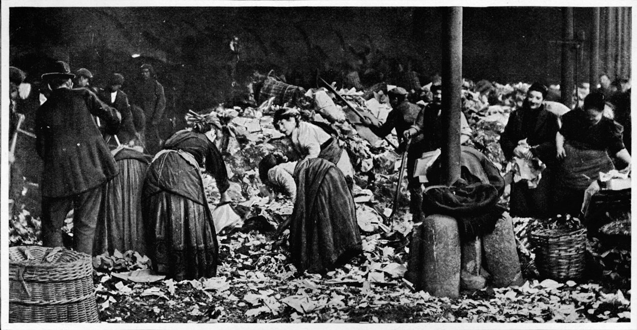 Sortering af en støvbunke i et County Council Depot, London, c1850 1903 af Unbekannt