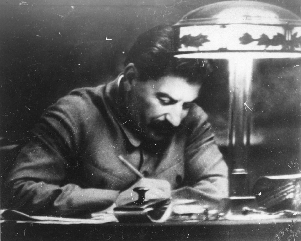 Den sovjetiske leder Josef Stalin i hans Kreml-studie, Moskva, USSR, 1935 af Unbekannt