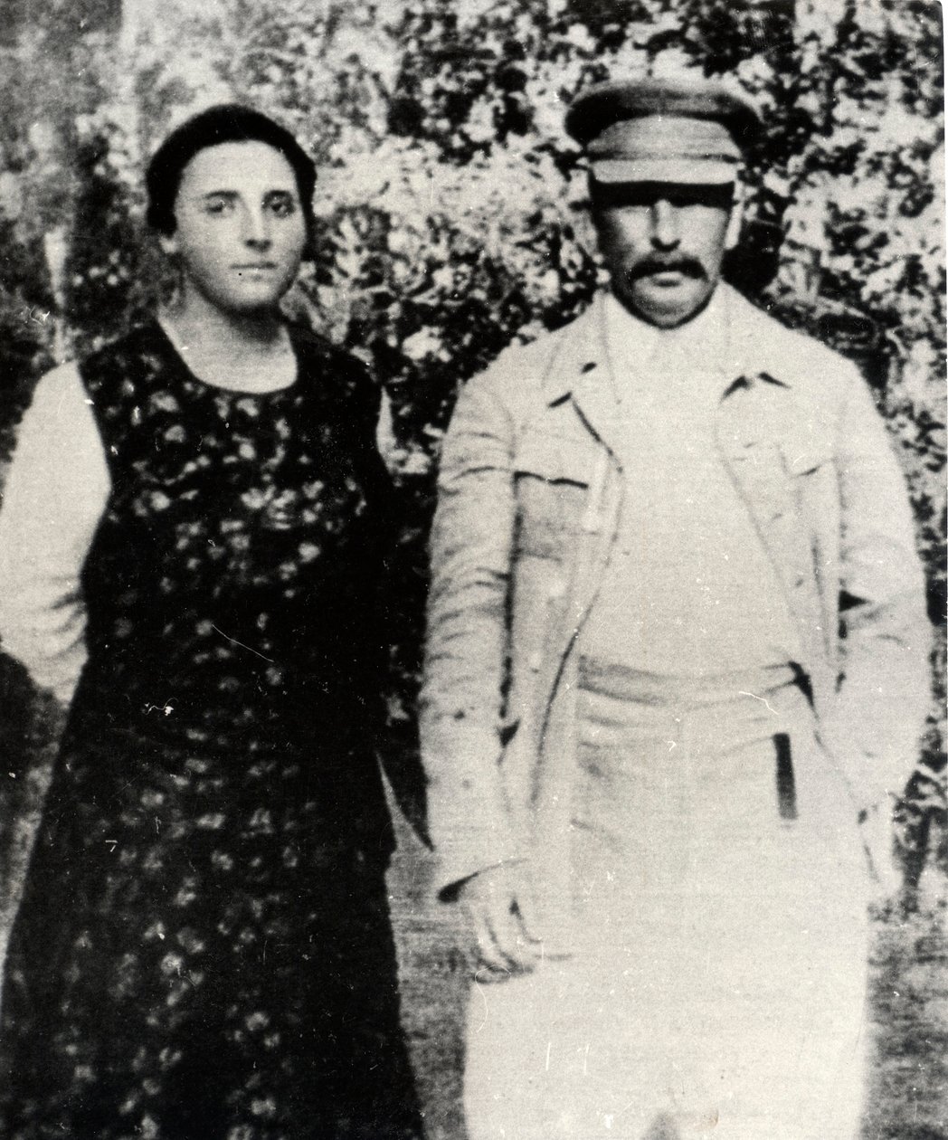 Den sovjetiske leder Josef Stalin med sin anden kone Nadezhda Alliluyeva i slutningen af 1920