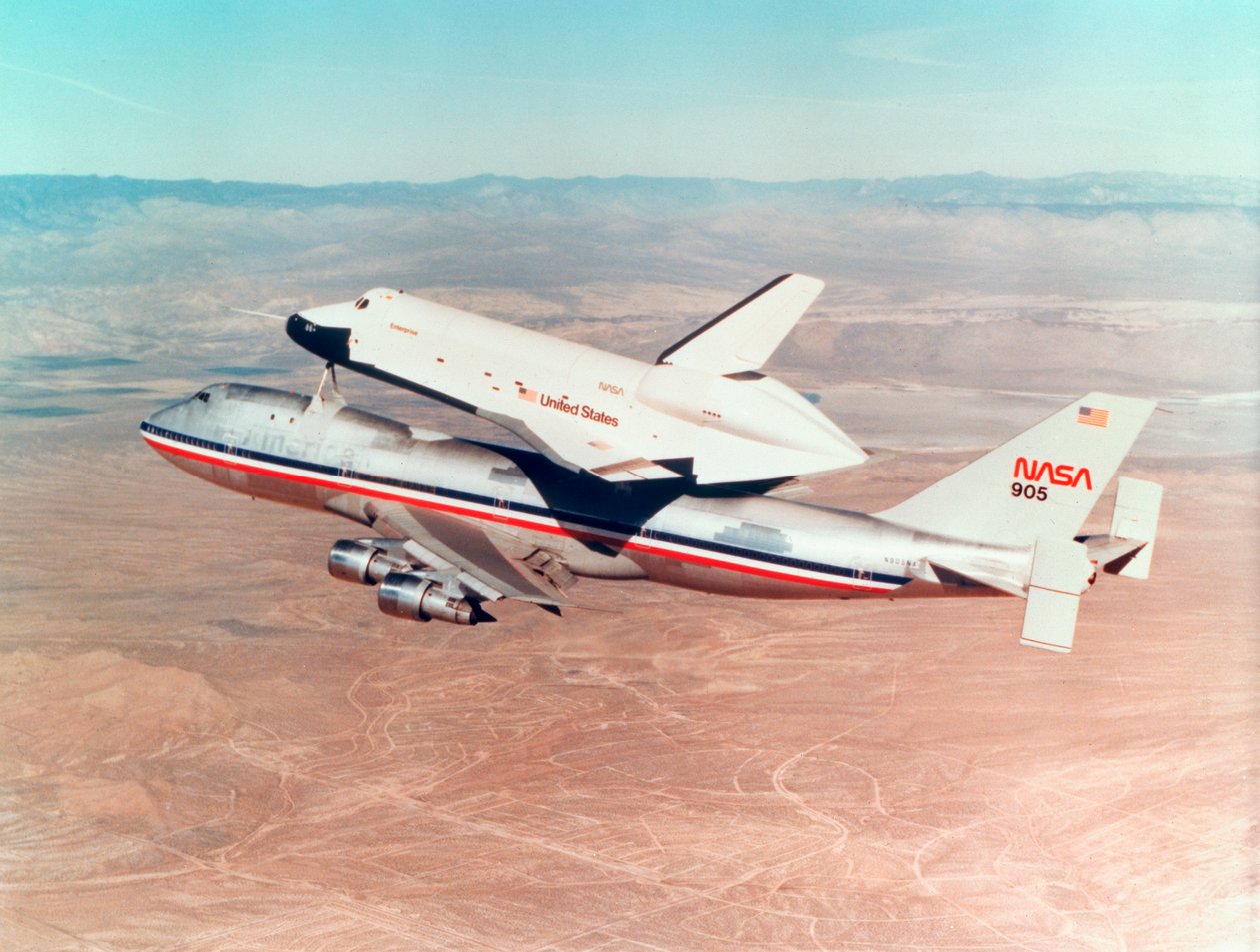 Space Shuttle Orbiter monteret oven på et Boeing 747 luftfartsfly, 1977 af Unbekannt