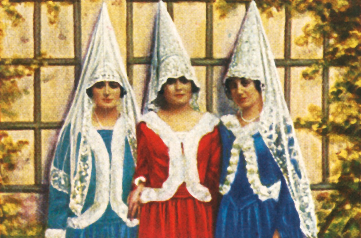 Spanske kvinder i mantiller, c1928. af Unbekannt
