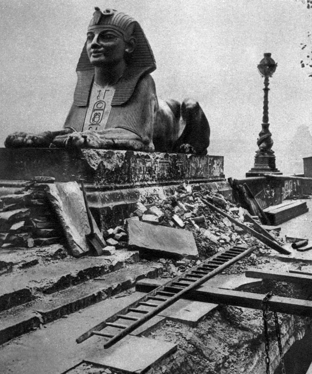 Sphinx beskadiget af en tysk bombe kastet på dæmningen, 4. september 1917, 1935 af Unbekannt