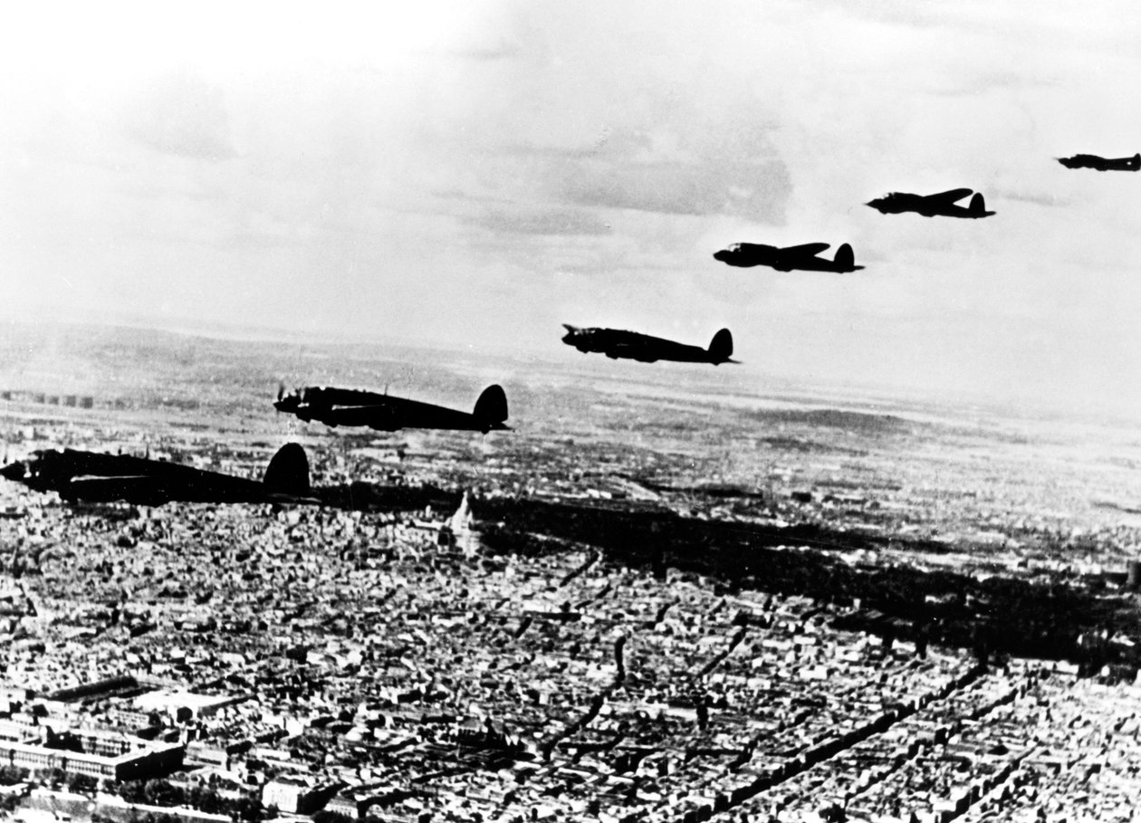 Eskadron af tyske Heinkel He 111 bombefly, der flyver over det besatte Paris, juli 1940 af Unbekannt