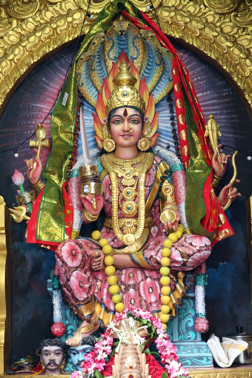 Sri Veeramakaliamman hinduistiske tempel. Sri Mariamman (Maariamma, Mari ou Amman), den sydindiske hinduistiske regngudinde, 20160818, Singapore, Singapore af Unbekannt