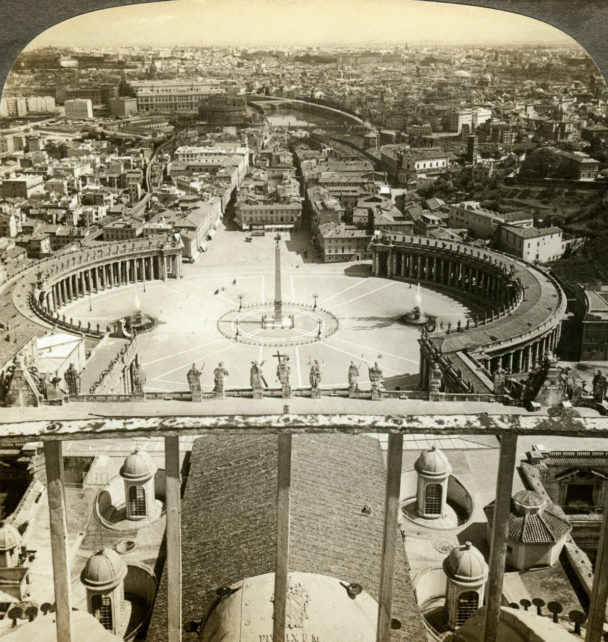 Peterspladsen fra kuplen i St. Petersbasilikaen, Rom, Italien af Unbekannt