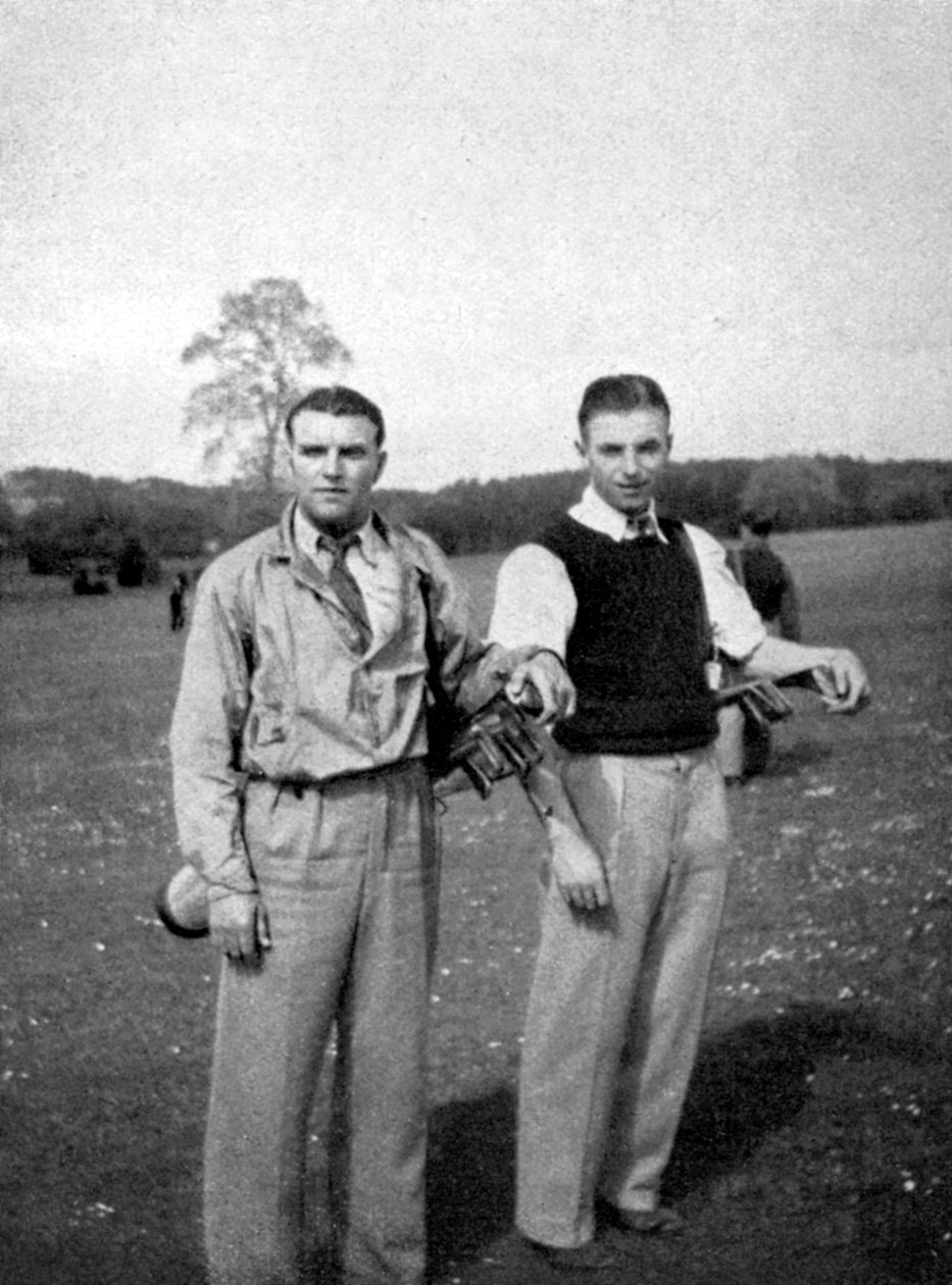 Stanley Matthews og Eddie Hapgood pauser mellem slag under en runde golf, 1945 af Unbekannt