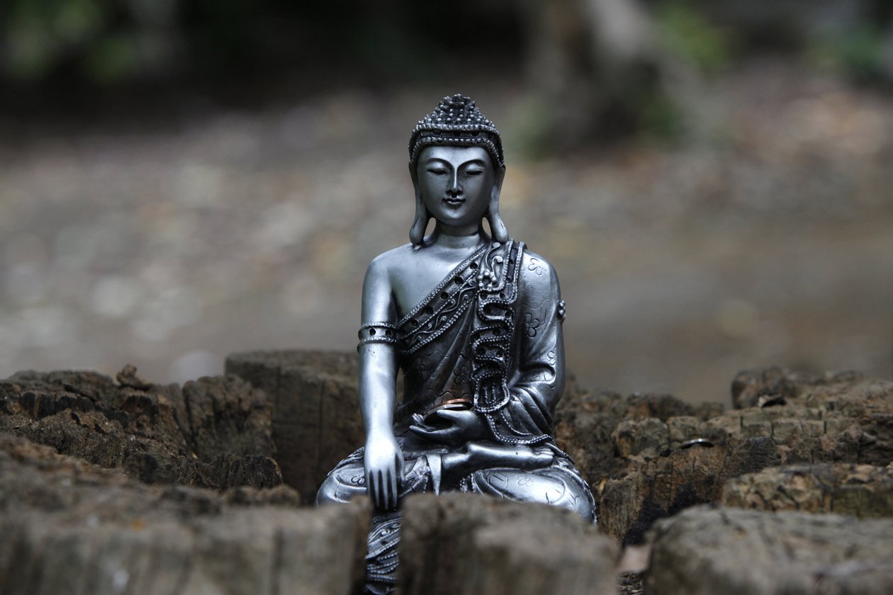 Statue i haven til Buddhapadipa-templet, Wimbledon, Grande-Bretagne af Unbekannt