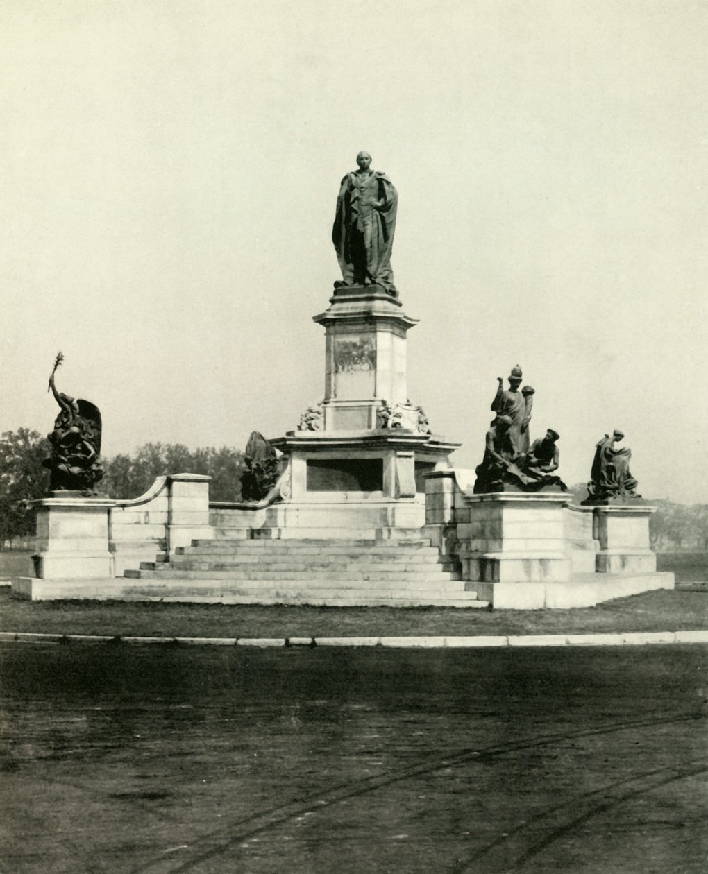 Statue af Lord Curzon ved indgangen til Victoria Memorial Hall, 1925. af Unbekannt