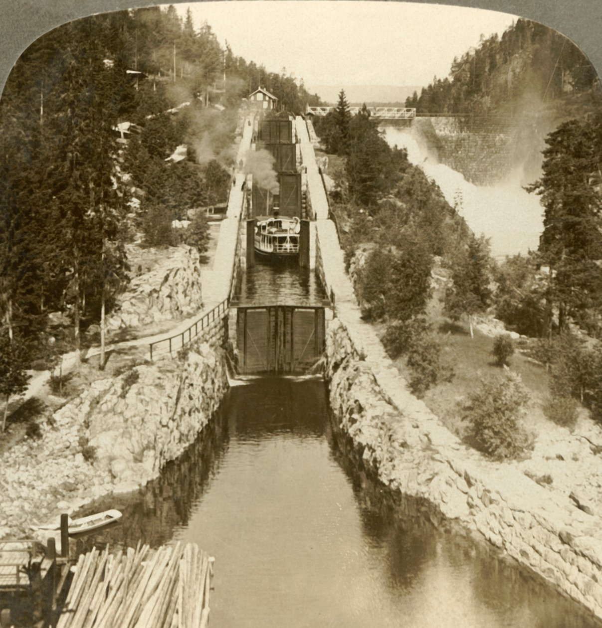 Dampbåd klatrer op ad en bakke ved siden af Vrang-vandfaldet ved sluser i Bandak-Nordsjo, Norge, c1905. af Unbekannt
