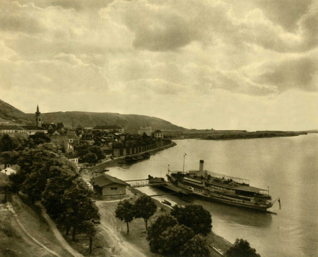 Dampbåd på Donau ved Hainburg, Nedre Østrig, c1935. af Unbekannt