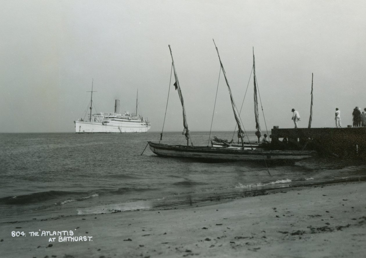 Dampskib Atlantis ud for Bathurst, Gambia, 20. århundrede af Unbekannt