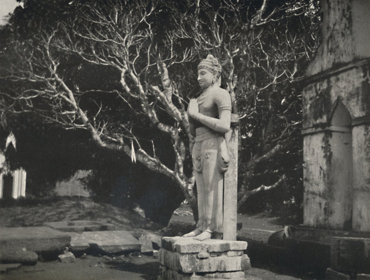 Stenfigur nær Ruwanweli Dagoba, Anuradhapura, 1926 af Unbekannt