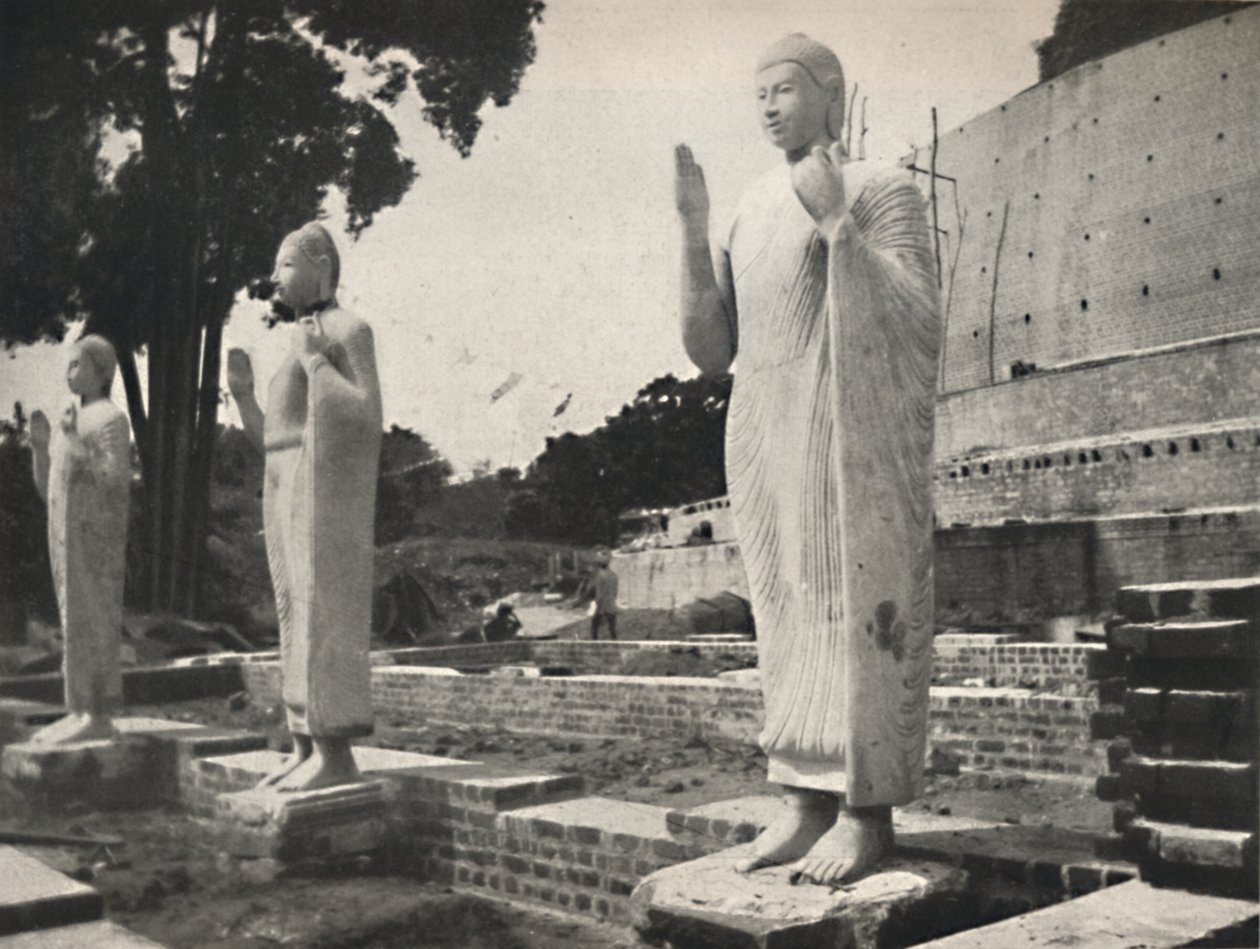 Stenstatuer foran Ruwanwali Dagoba under restaurering, Anuradhapura, 1926 af Unbekannt