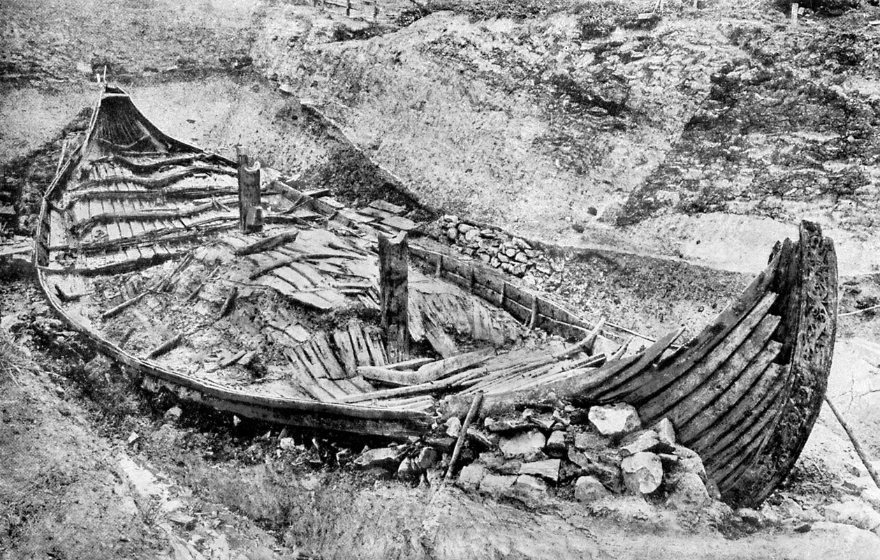 Stern udsigt over Oseberg vikingeskibet efter måneders udgravning, Norge, c1904-1905 af Unbekannt