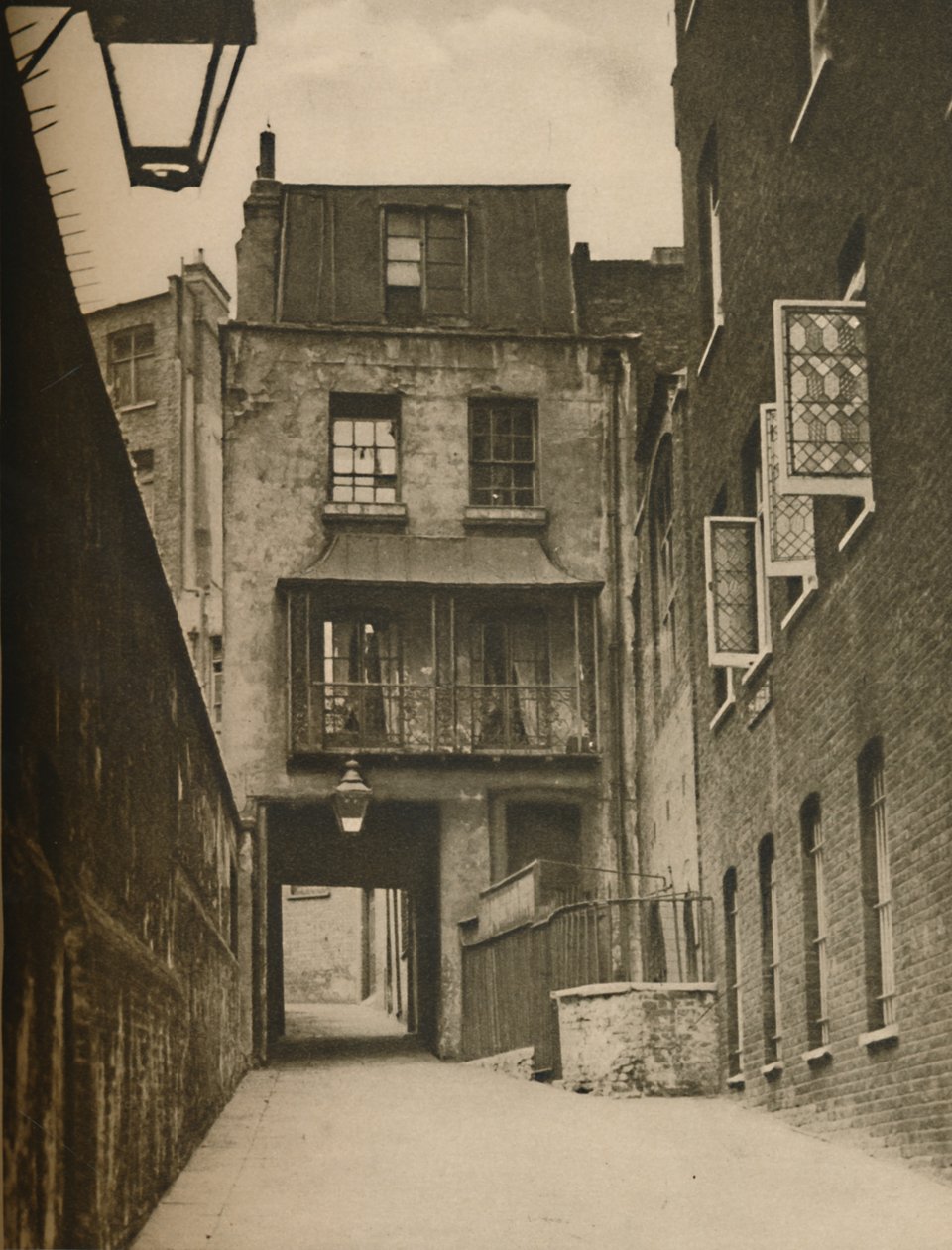 Strand Lane og indgangen til det romerske bad, c1935. af Unbekannt