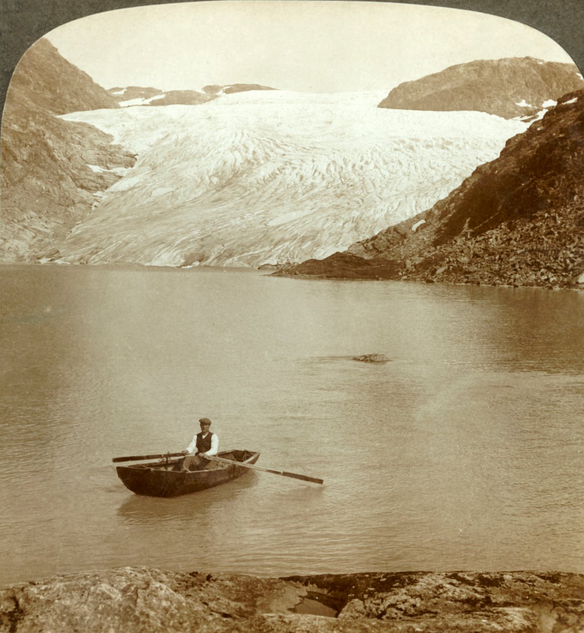 Strøm af fast is Hardanger-gletsjeren og søen, hvor den smelter, Norge, c1905. af Unbekannt