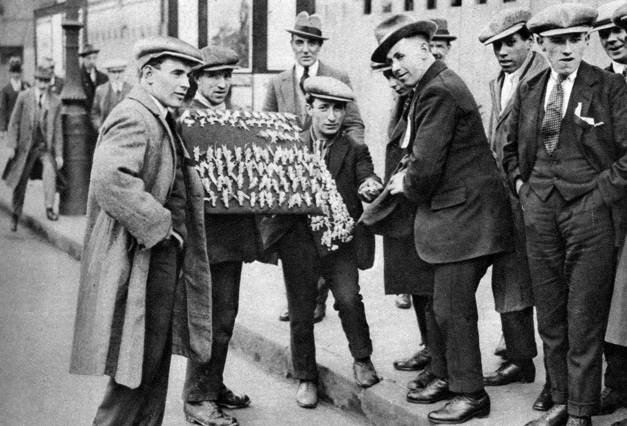 Gadehandler sælger fodboldgoder i Kings Cross, London, 1911 1926-1927 af Unbekannt