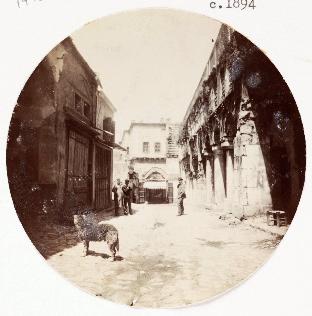 "Gadescene", vers 1894 af Unbekannt