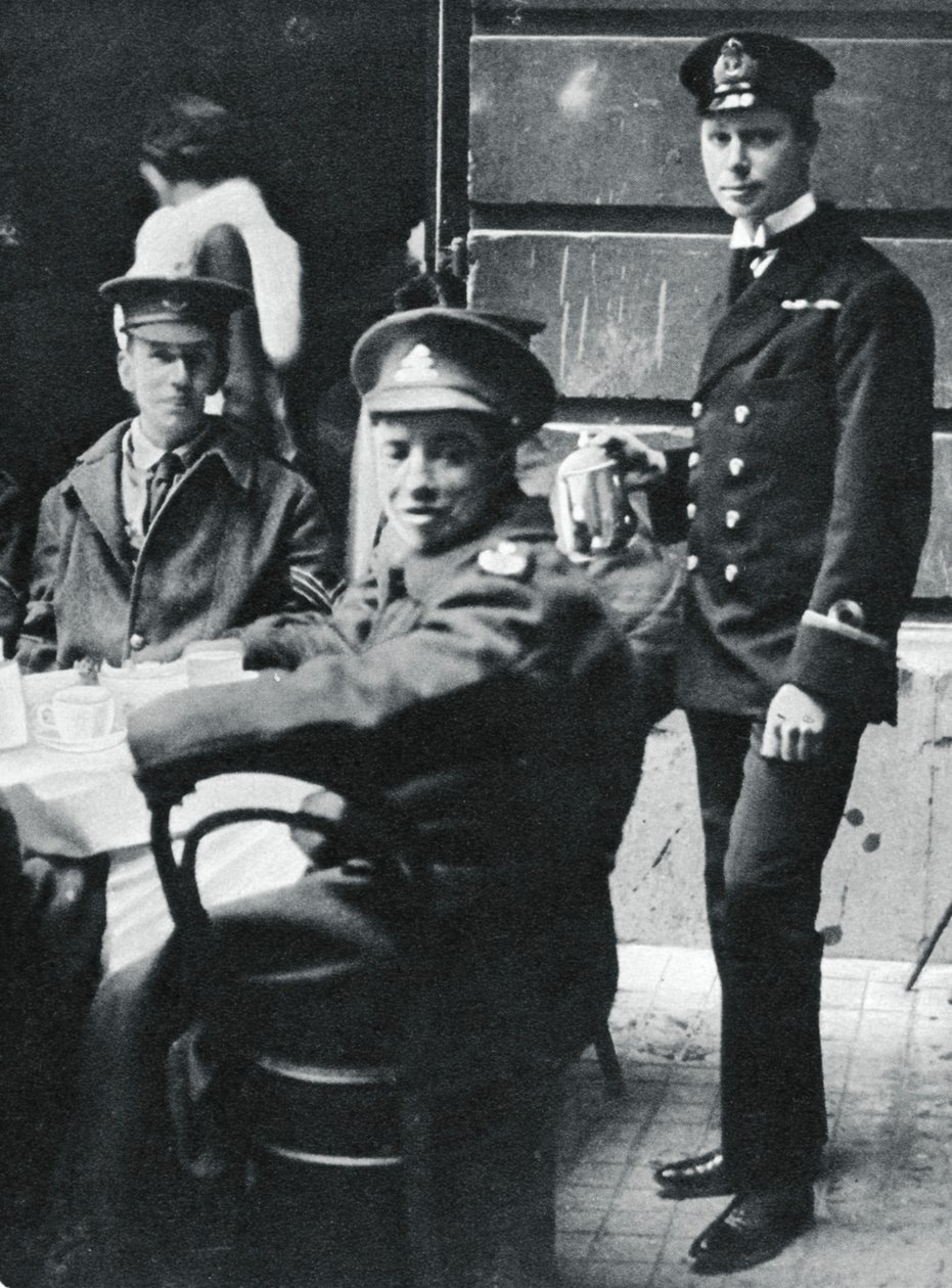Underløjtnant Prince Albert serverer te til sårede soldater i Buckingham Palace, 1916 af Unbekannt