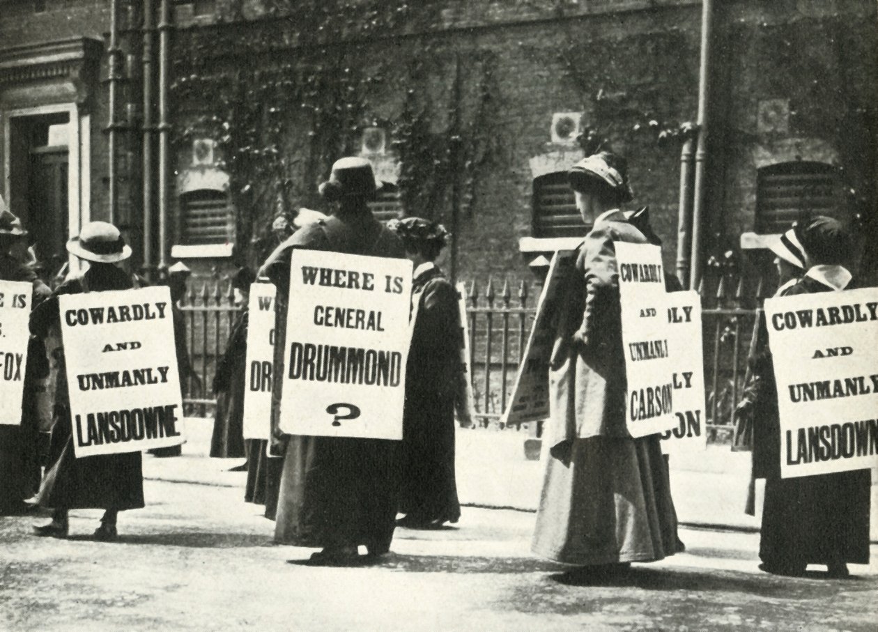 Suffragetter demonstrerer uden for et fængsel, London, 1914, 1947. af Unbekannt