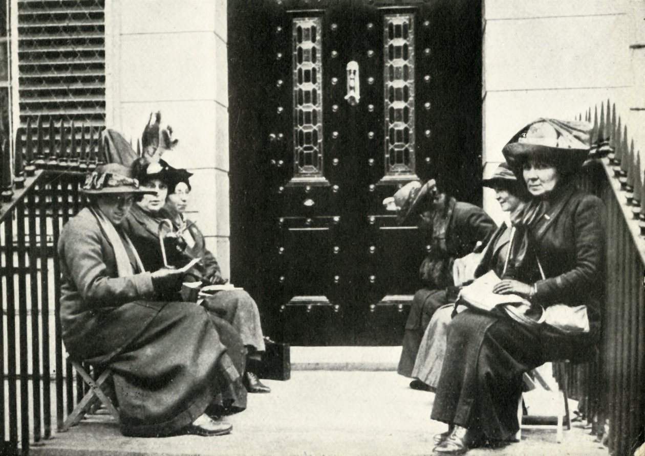 Suffragetter venter på dørtrinnet til Sir Edward Carsons hjem i London, 6. april 1914, 1947. af Unbekannt