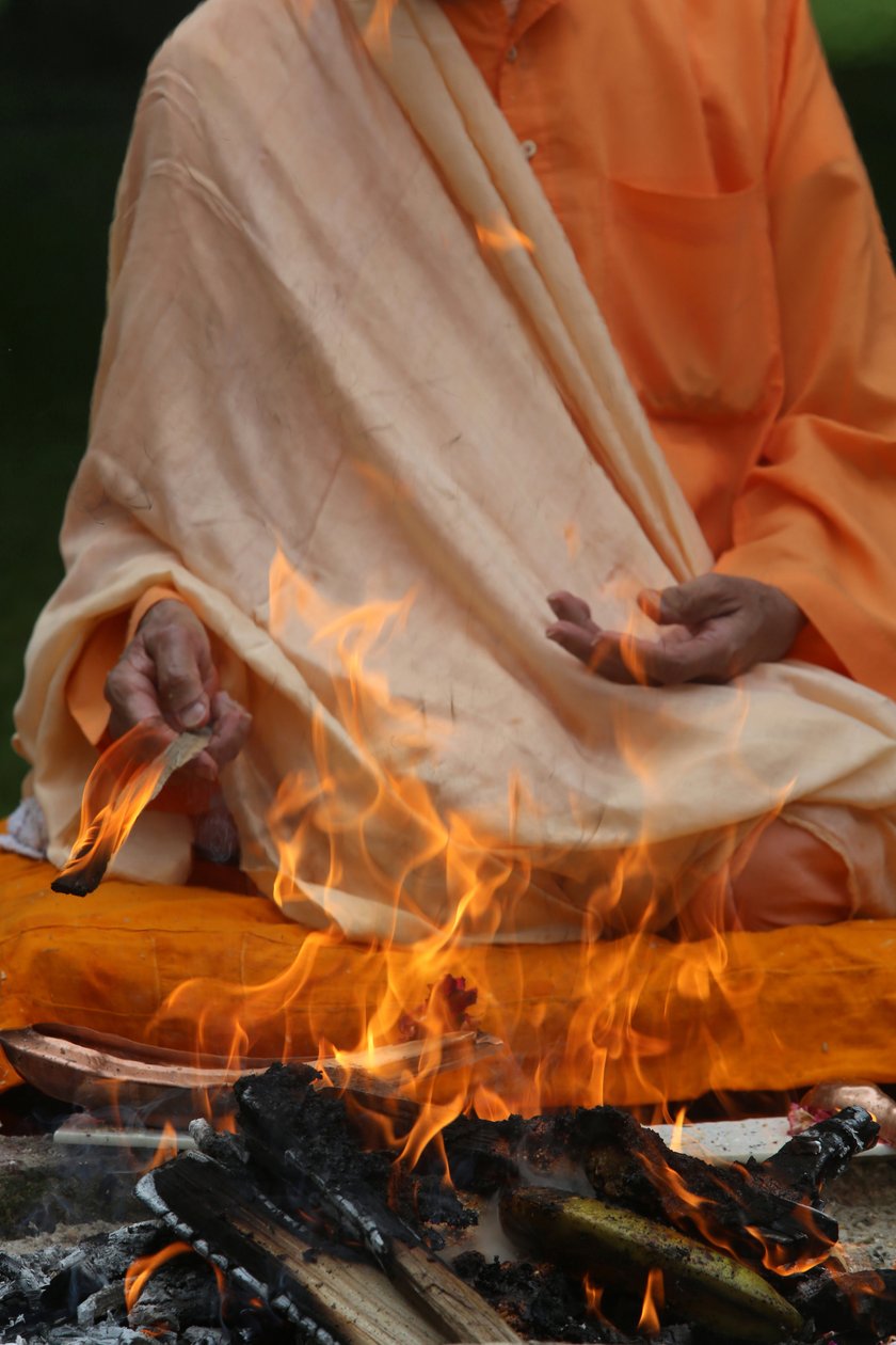 Swami Veetamohanda udfører homa-ildritualet i haven til Ramakrishnas vedantiske center. Gretz. Frankrig af Unbekannt