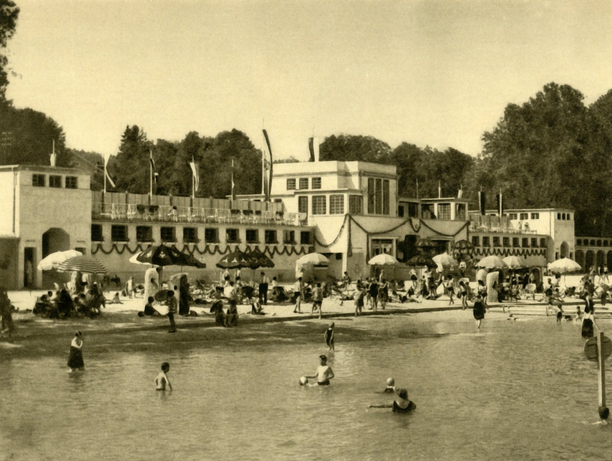 Svømning i Traunsee-søen, Gmunden, Øvre Østrig, c1935. af Unbekannt