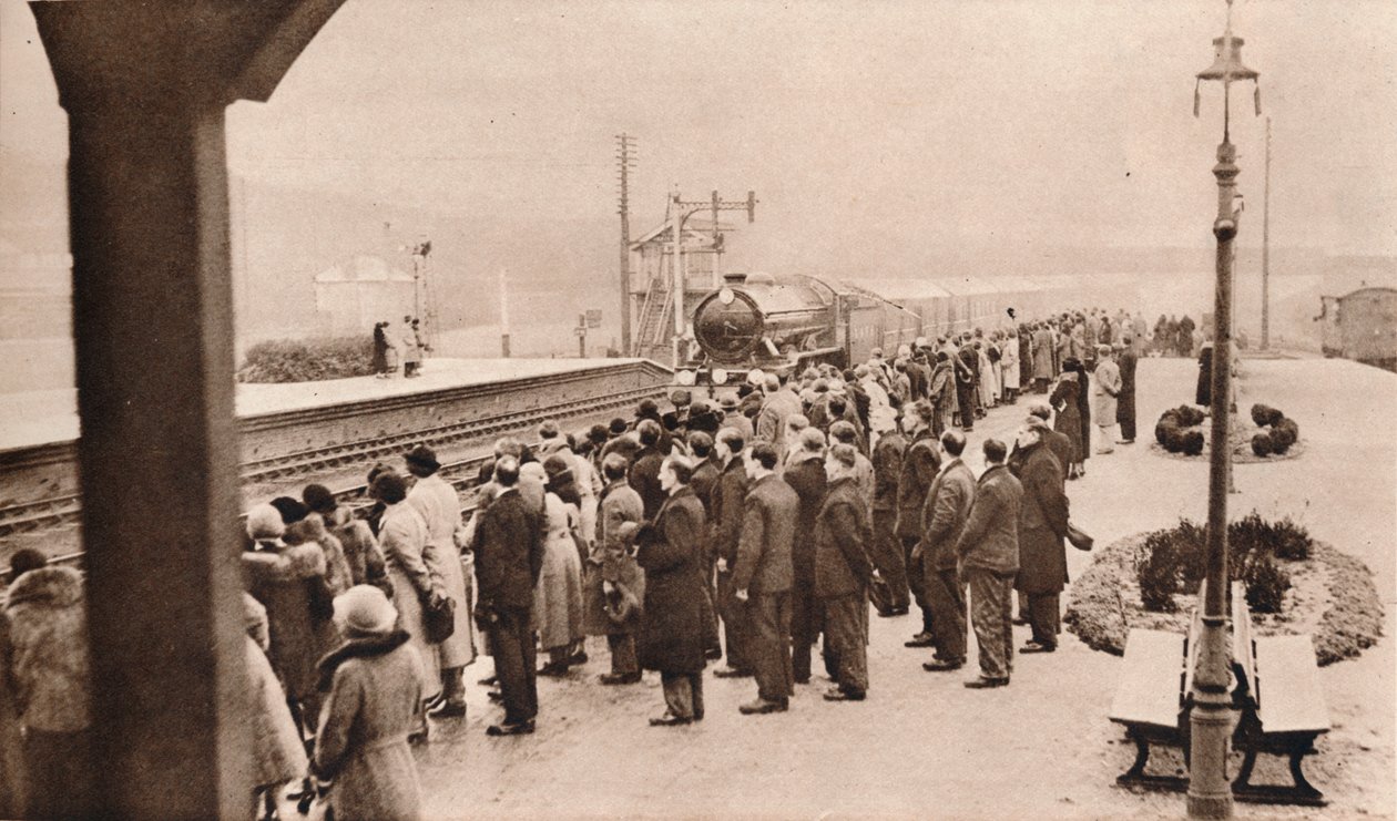 Sympatisk interesse for Royal Funeral Train på Welwyn Station, 1936 af Unbekannt