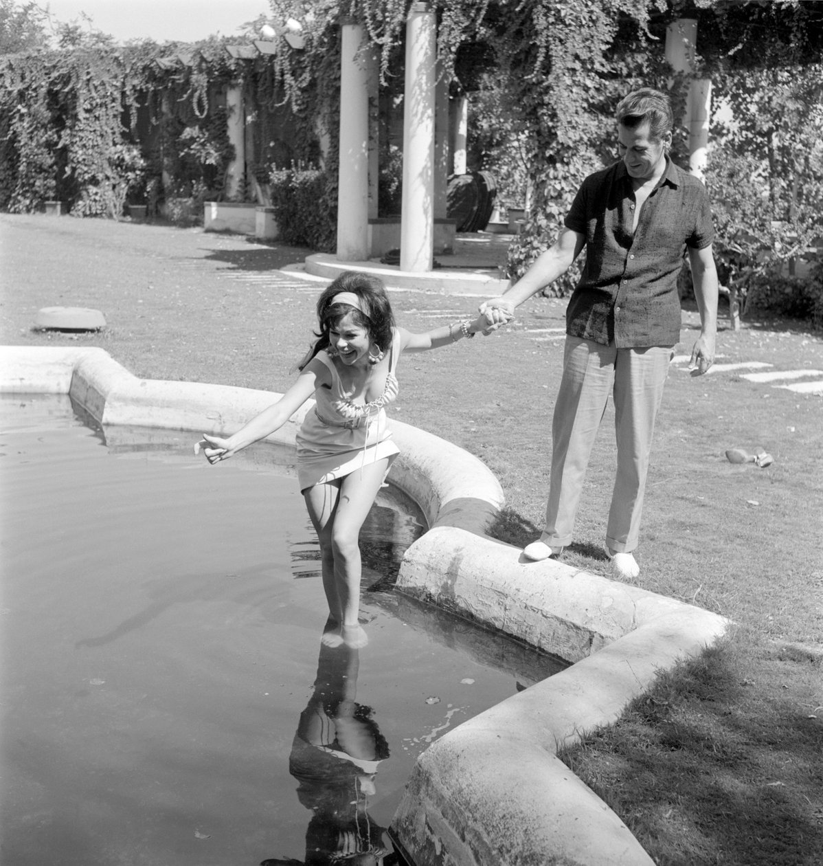 SKUESPILLEREN LAYA RAKI MED SKUESPILLEREN RON RANDELL PÅ VENICE LIDO - 1961 af Unbekannt