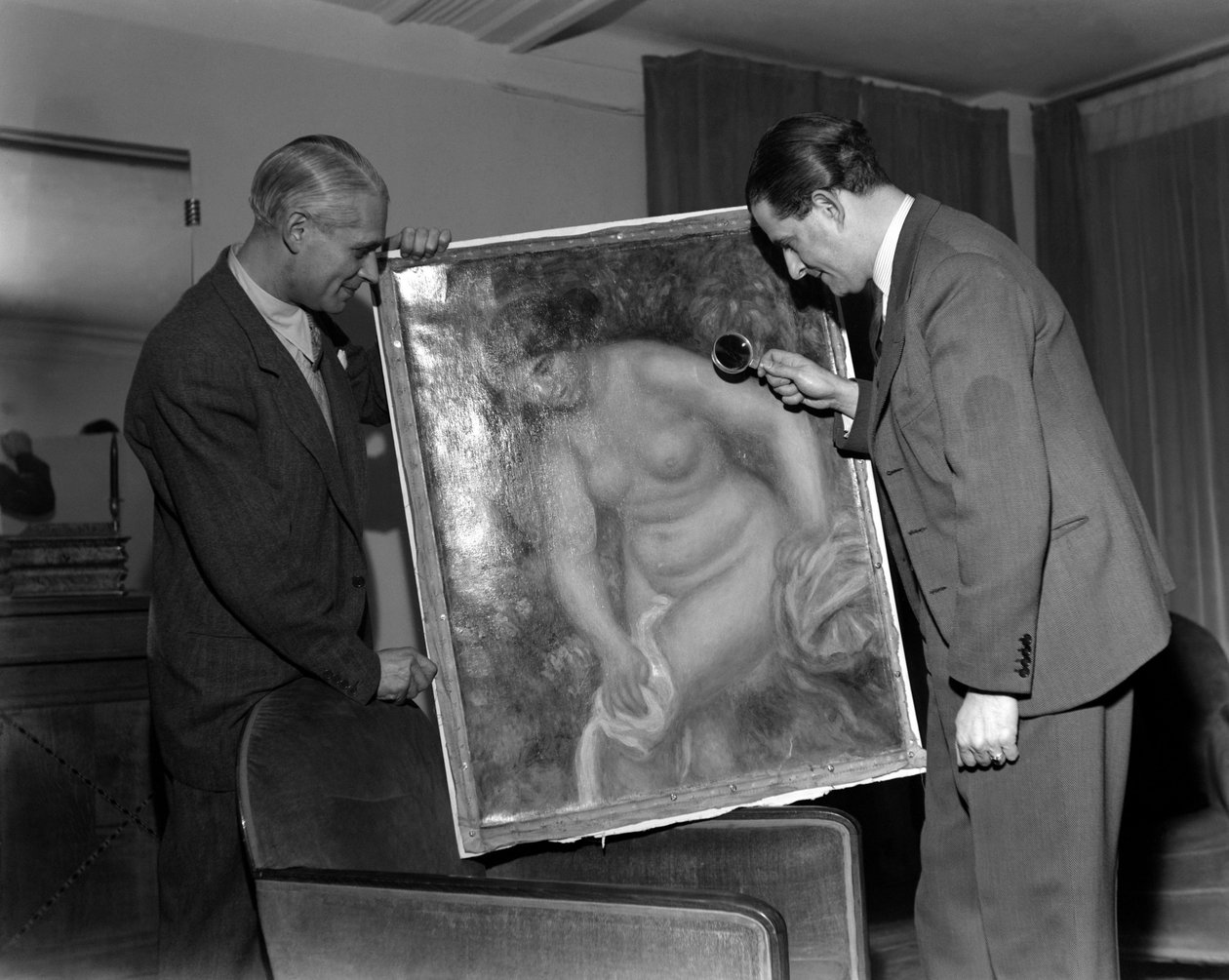 KUNSTKRITIKEREN BERENHEIM I PARIS. Han beundrer et maleri af Renoir med et forstørrelsesglas - 1948 af Unbekannt