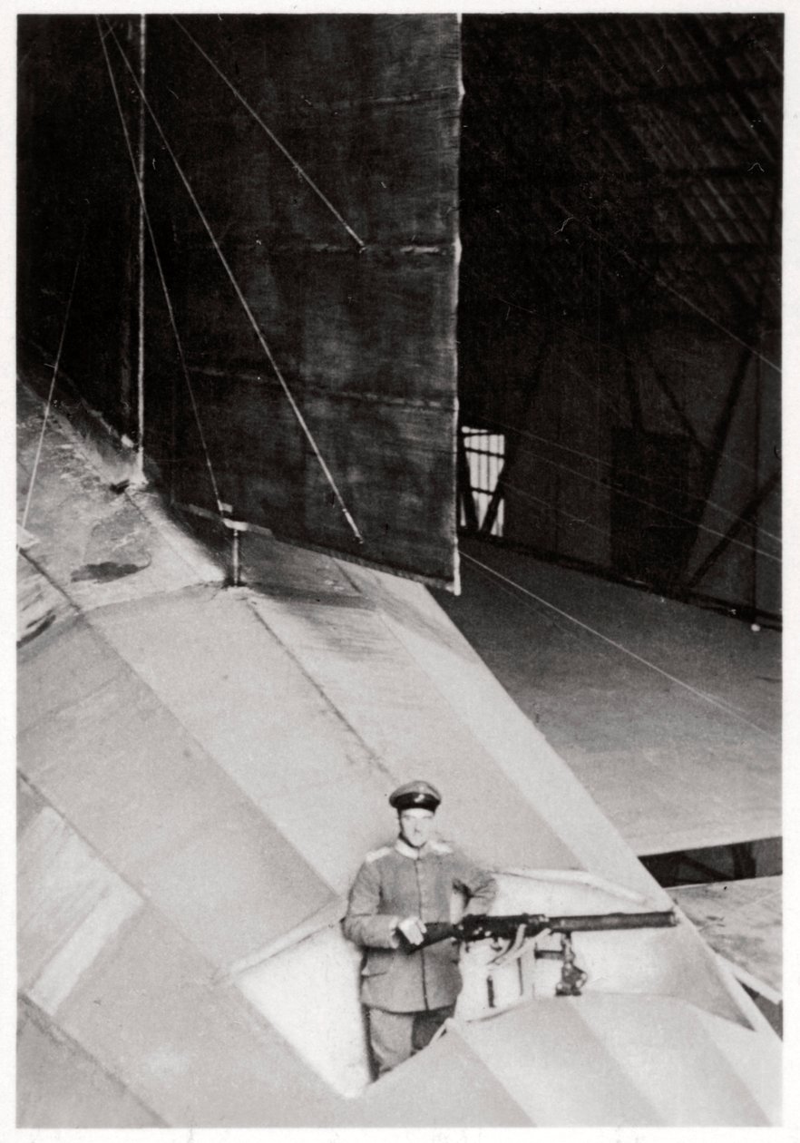 Haleskytte af et tysk Zeppelin luftskib, Første Verdenskrig, 1914-1918 1933 af Unbekannt