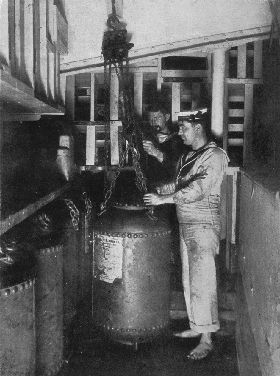 Tager en ubådsmine ud af butikkerne, 1914 af Unbekannt
