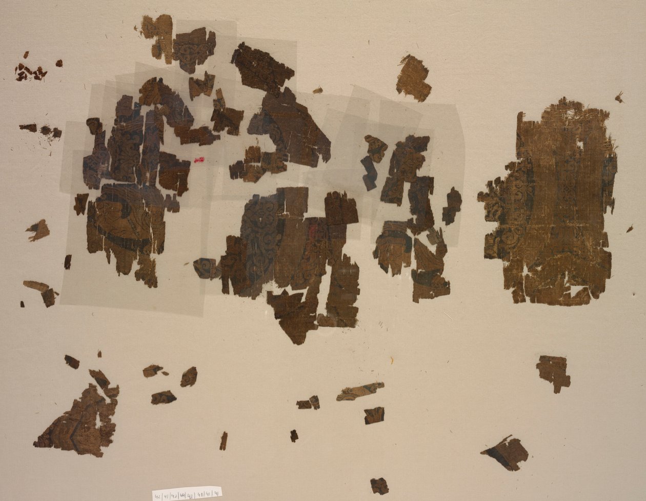 Taqueté-fragmenter med vingede løver i rundeller, 899-1160. af Unbekannt