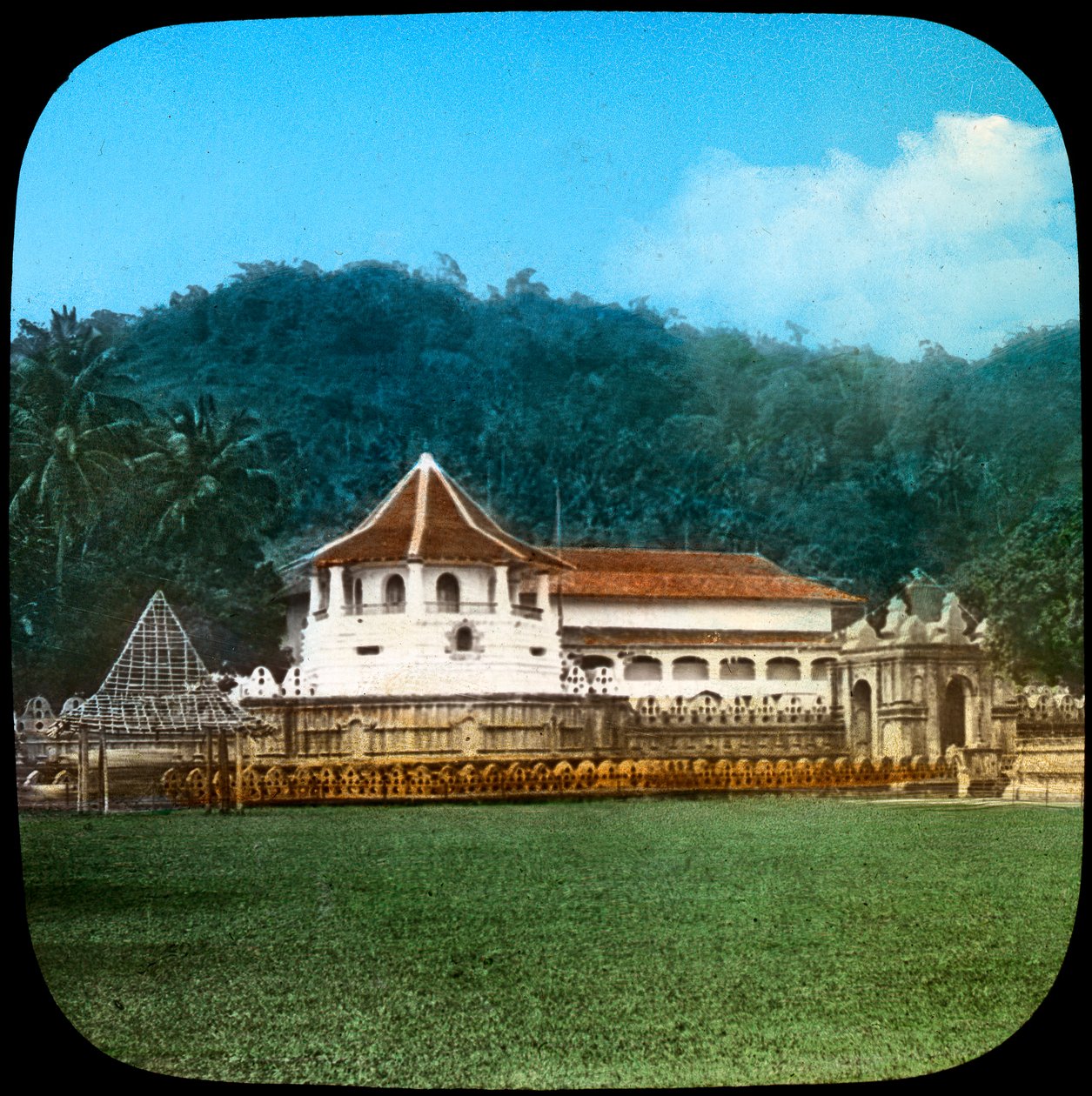Temple of the Sacred Tooth, Kandy, Ceylon, slutningen af det 19. eller begyndelsen af det 20. århundrede af Unbekannt