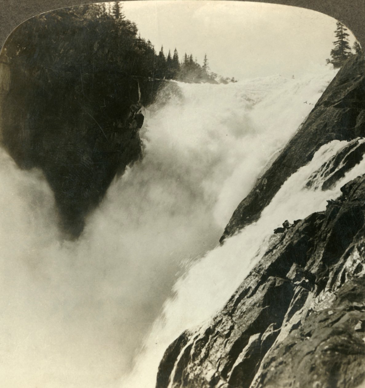 Forrygende pragt af det mægtige Riukan Falls, hvor det begynder sin 800 fods fald, Norge, c1905. af Unbekannt