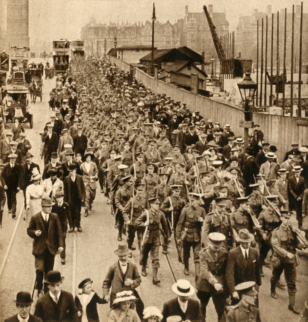 Territorials fra sommerlejr - Terriere marcherer let over Westminster Bridge, 1914-1918, 1933. af Unbekannt
