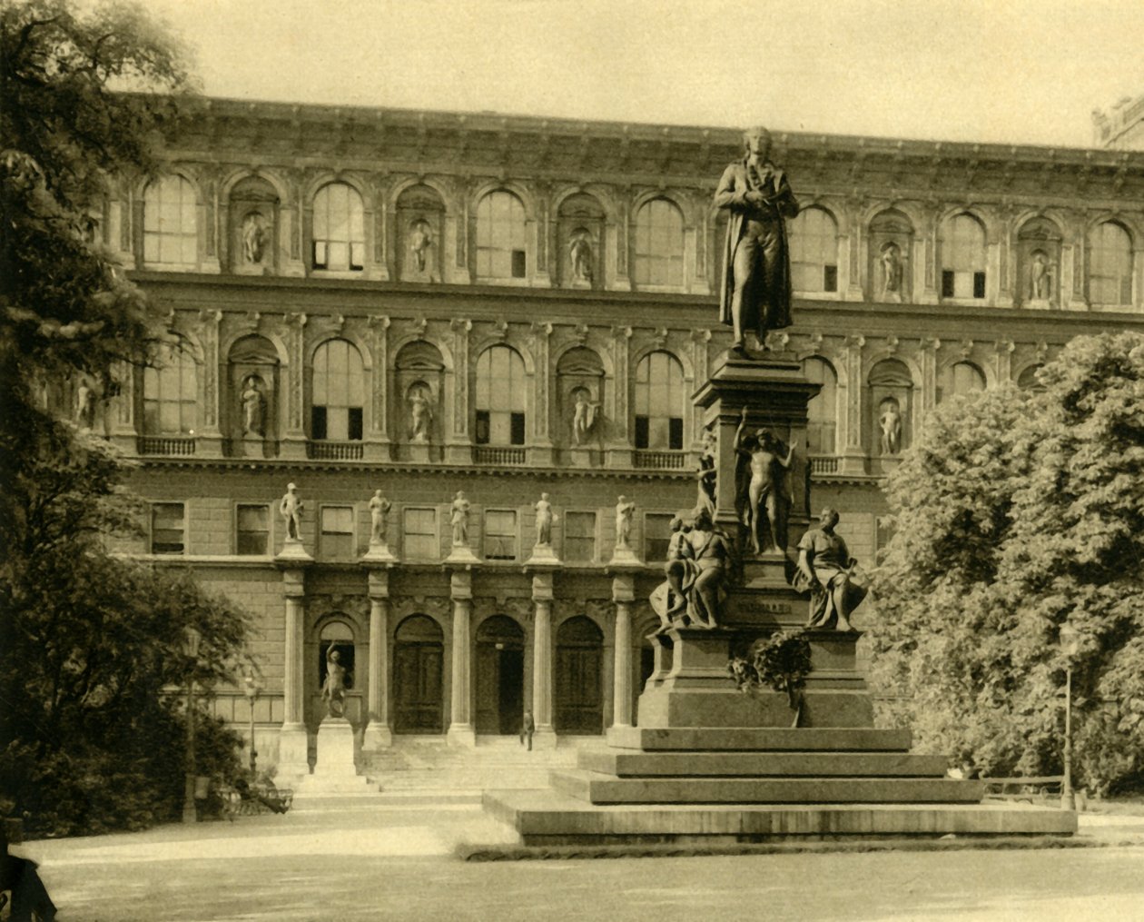 Kunstakademiet og Schiller-monumentet, Wien, Østrig, c1935. af Unbekannt