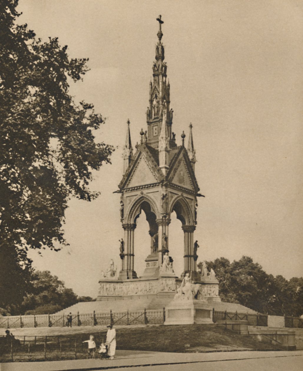 Albert Memorial udfordrer klima og kritik, c1935. af Unbekannt