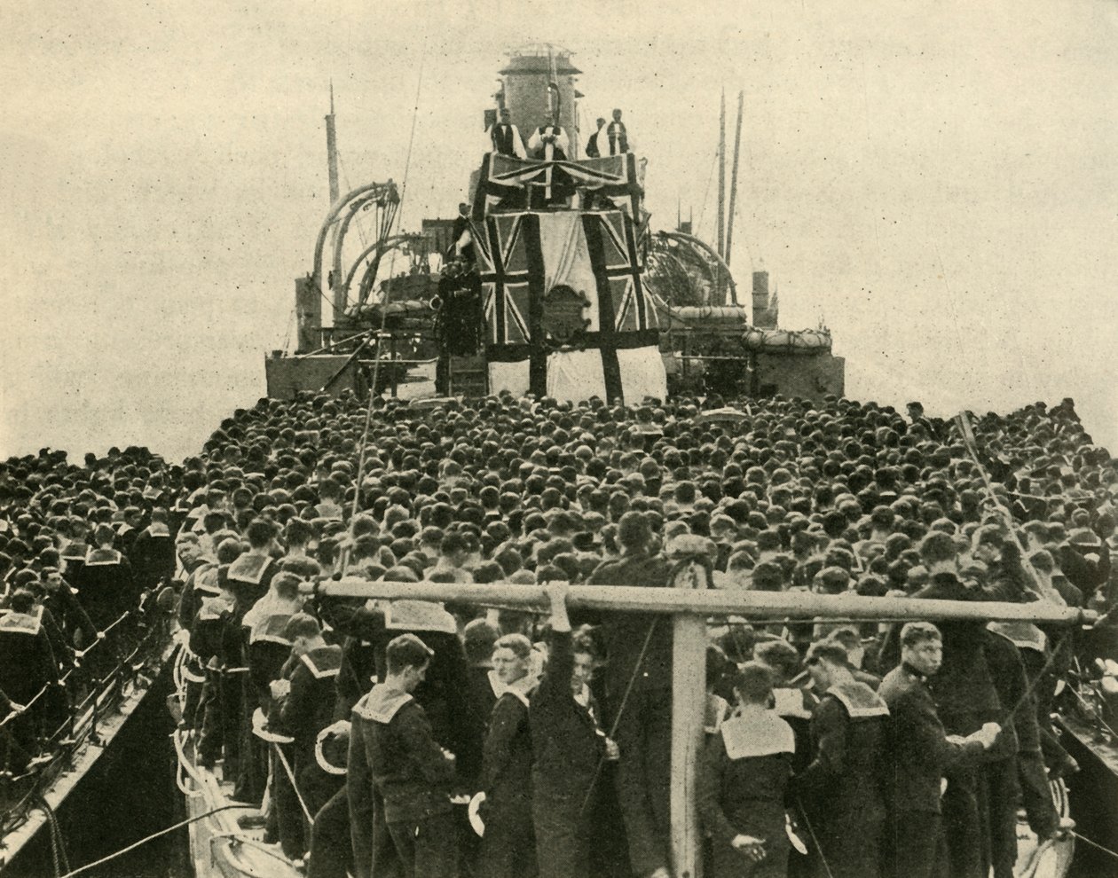Ærkebiskoppen af York besøger britiske sømænd fra Royal Navy, Første Verdenskrig, 1914, c1920. af Unbekannt