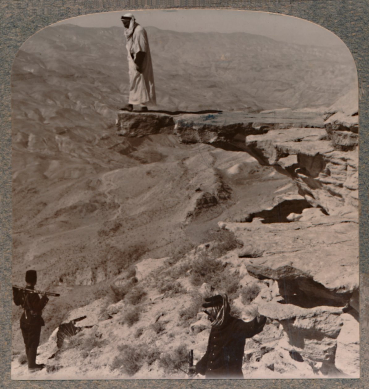 Arno. Dragoman stående på klippen, c1900 af Unbekannt