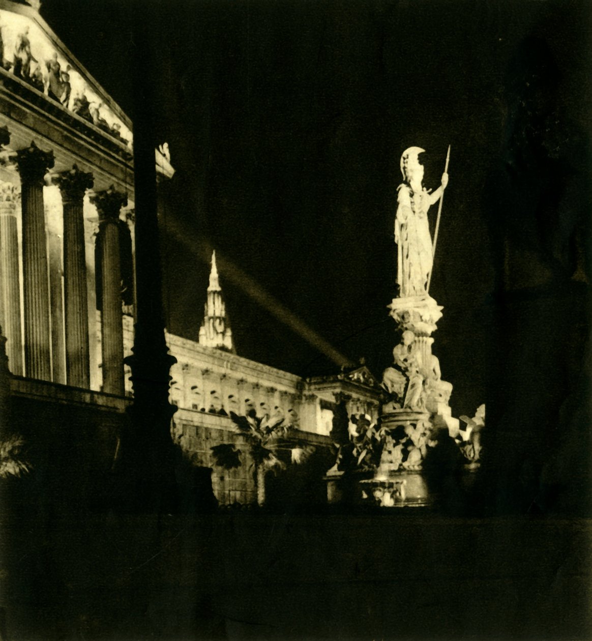 Den østrigske parlamentsbygning om natten, Wien, Østrig, c1935. af Unbekannt