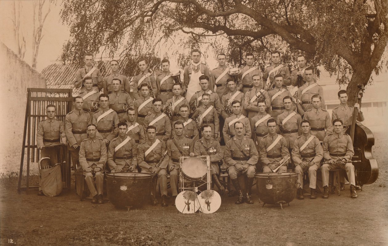 Bataljonsbandet fra den første bataljon, The Queens Own Royal West Kent Regiment. Poona, Indien, 1 af Unbekannt