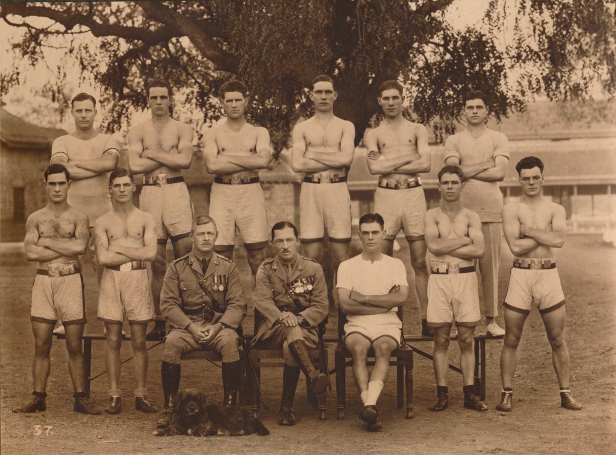 Bataljonsbokseholdet fra den første bataljon, The Queens Own Royal West Kent Regiment. Poona, I af Unbekannt